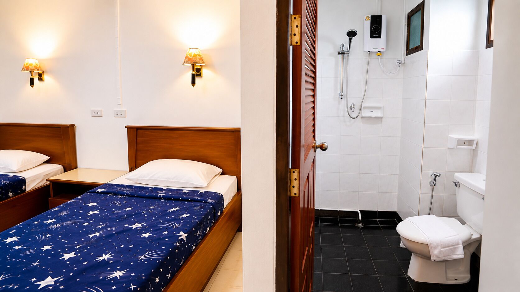 Habitación estándar con 2 camas individuales | Baño | Toallas, jabón, champú y papel higiénico