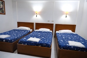 Desk, WiFi (free) - Yindee Court Hotel (Mueang Rayong District,)