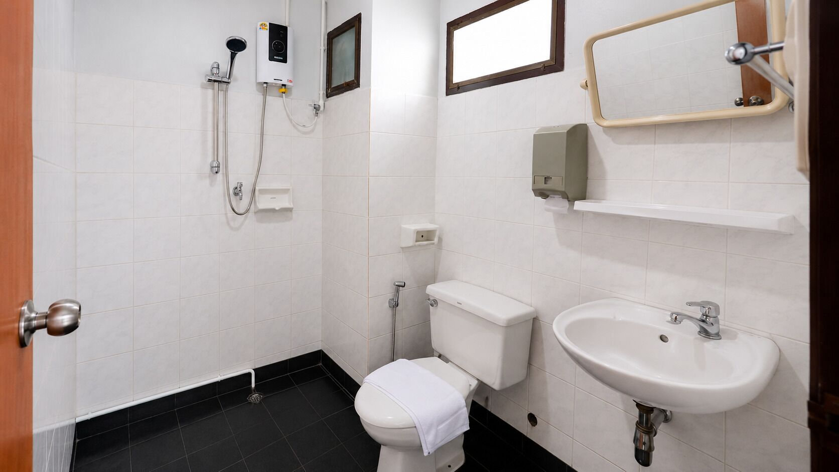 Habitación estándar con 2 camas individuales | Baño | Toallas, jabón, shampoo, papel de baño 