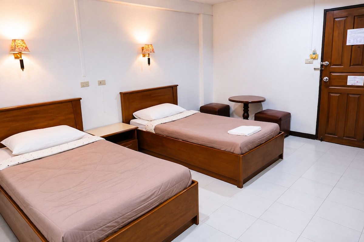 Habitación estándar con 2 camas individuales | Escritorio, wifi gratis y ropa de cama