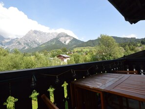 Outdoor dining - Cozy apartment, opposite the ski lift. (Hinterthal - Maria-alm)