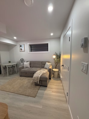 Unclassified image, 3 of 33, button - Exquisite and modern one bedroom suite (Regina)