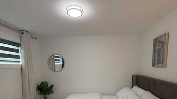 Tabla de planchar con plancha, wifi y ropa de cama