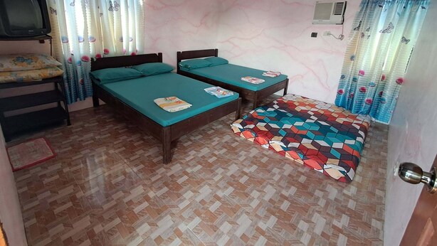 Chambre de base avec lits jumeaux, balcon | Literie fournie