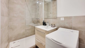 A modern bathroom with a shower, a sink, and a mirror. - Cosy Appartement - 1bdr/4p - Boulogne Billancourt (Boulogne-Billancourt)