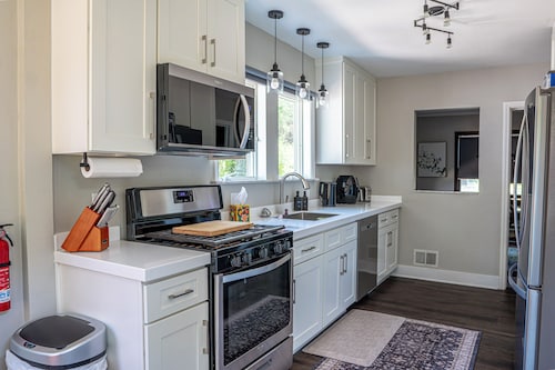 Luxury 4BR 2 Kings Near U-M & Big House in Ann Arbor