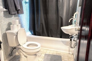 Haartrockner, Handtücher, Seife, Toilettenpapier