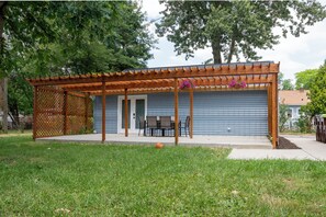 Exterior - Luxury 4BR 2 Kings Near U-M & Big House in Ann Arbor (Ann Arbor)