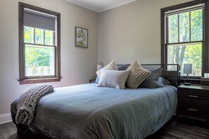 4 bedrooms, iron/ironing board, Internet, bed sheets - Luxury 4BR 2 Kings Near U-M & Big House in Ann Arbor (Ann Arbor)