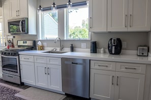 Private kitchen - Luxury 4BR 2 Kings Near U-M & Big House in Ann Arbor (Ann Arbor)