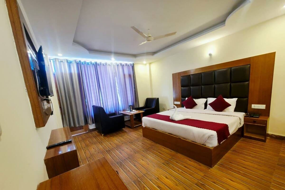Deluxe Room | Rollaway beds, bed sheets