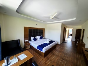 Deluxe Room | Rollaway beds, bed sheets - Mahadev Villa (Manali)