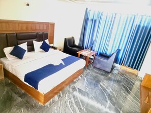 Deluxe Room | Rollaway beds, bed sheets - Mahadev Villa (Manali)