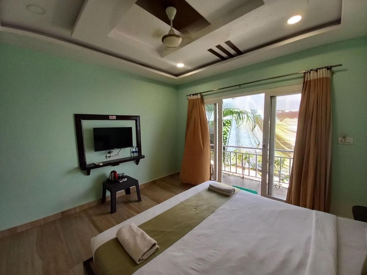 Suite | Desk, WiFi (free)