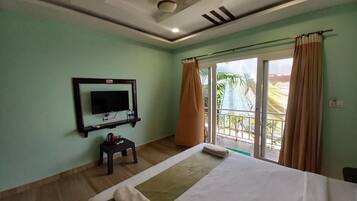 Suite | Desk, WiFi (free)