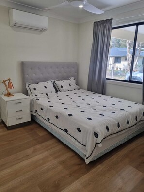 Iron/ironing board, WiFi, bed sheets - Modern Guesthouse in Burpengary East, away from the busy life .. relax and enjoy (Burpengary East)
