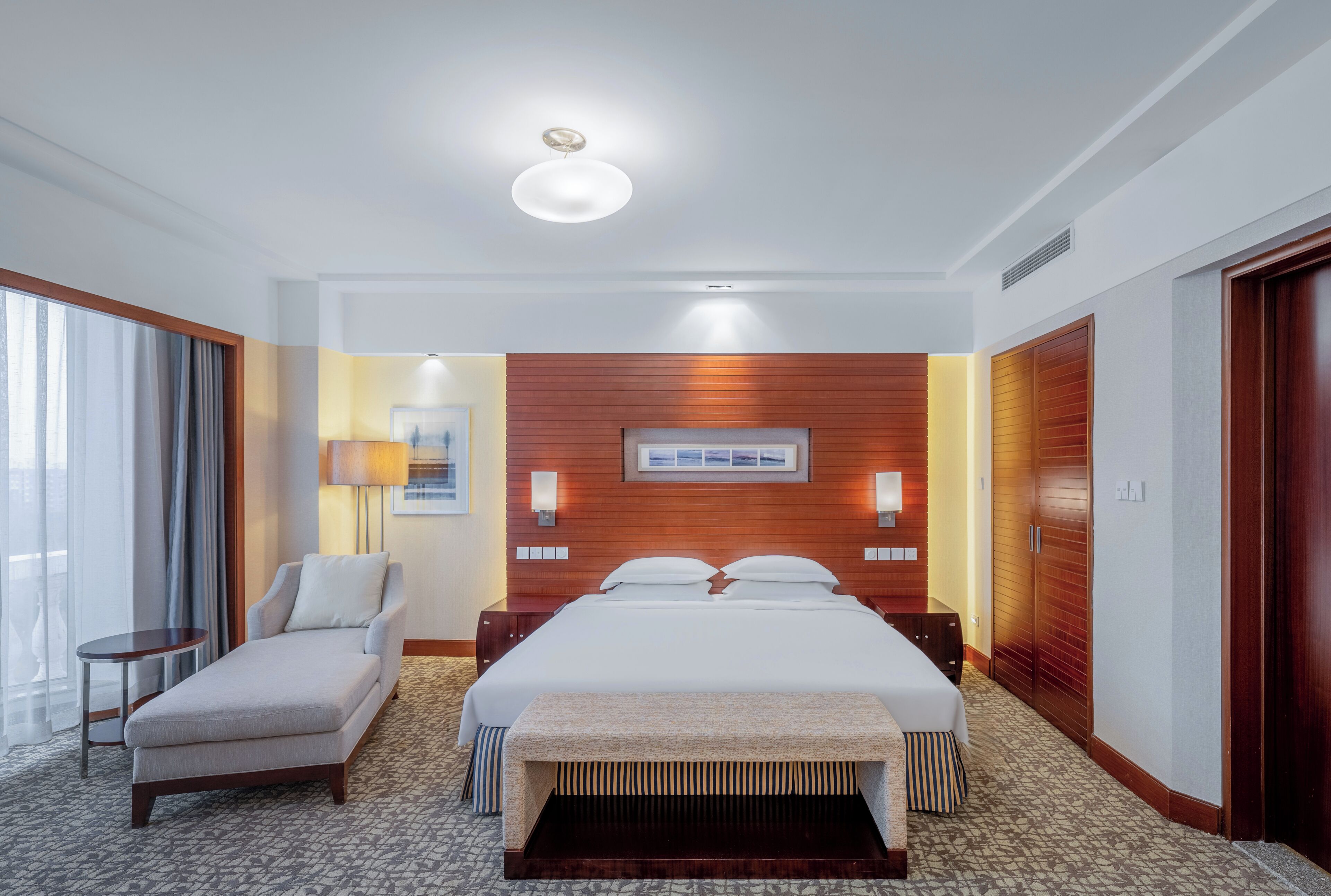 Suite Business | Colchones con acolchado adicional y minibar con artículos gratuitos
