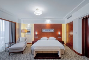 Business Suite | Pillowtop beds, minibar (free items), desk, laptop workspace - Beijing Meida Hotel (Changping)