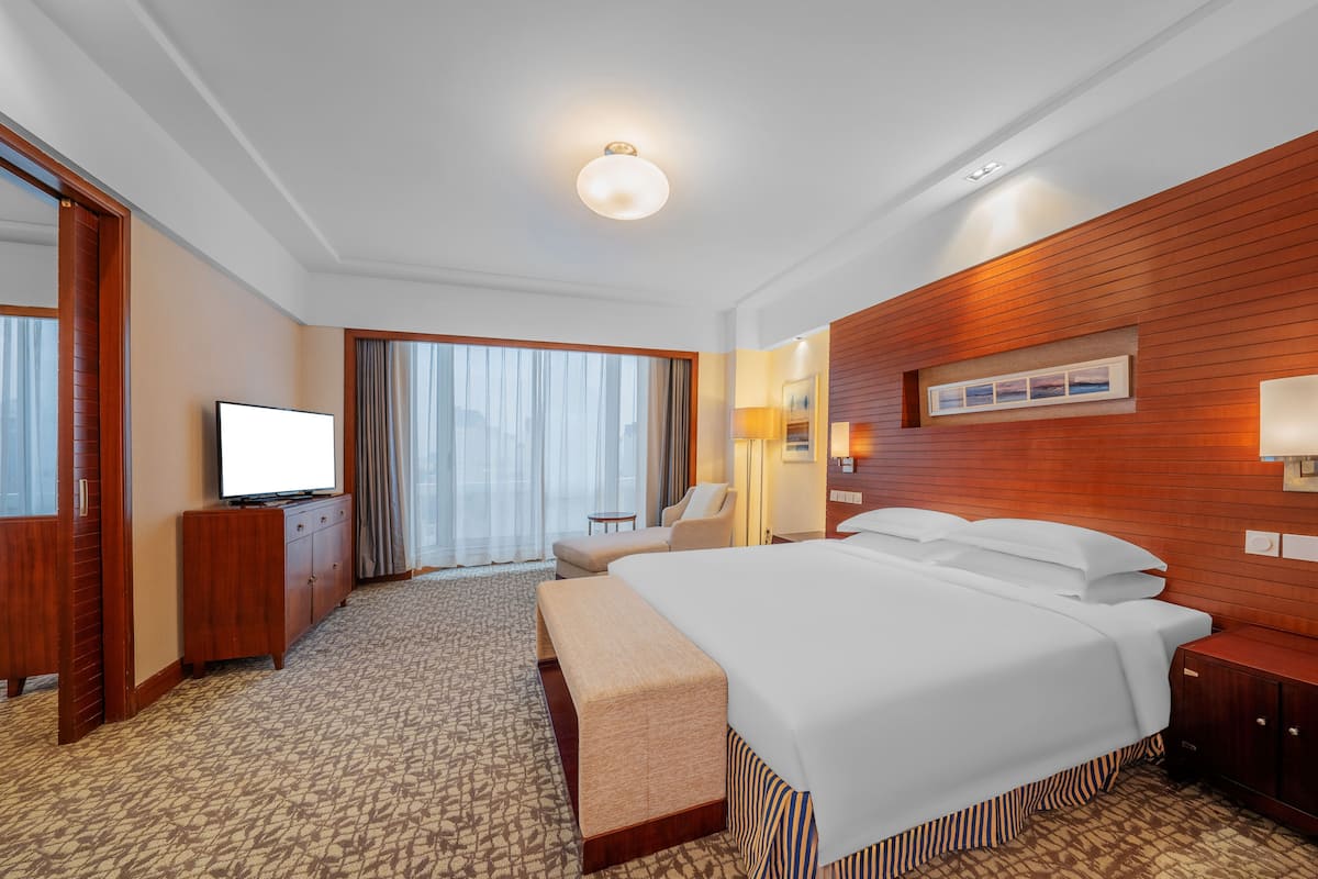 Business Suite | Pillowtop beds, minibar (free items), desk, laptop workspace