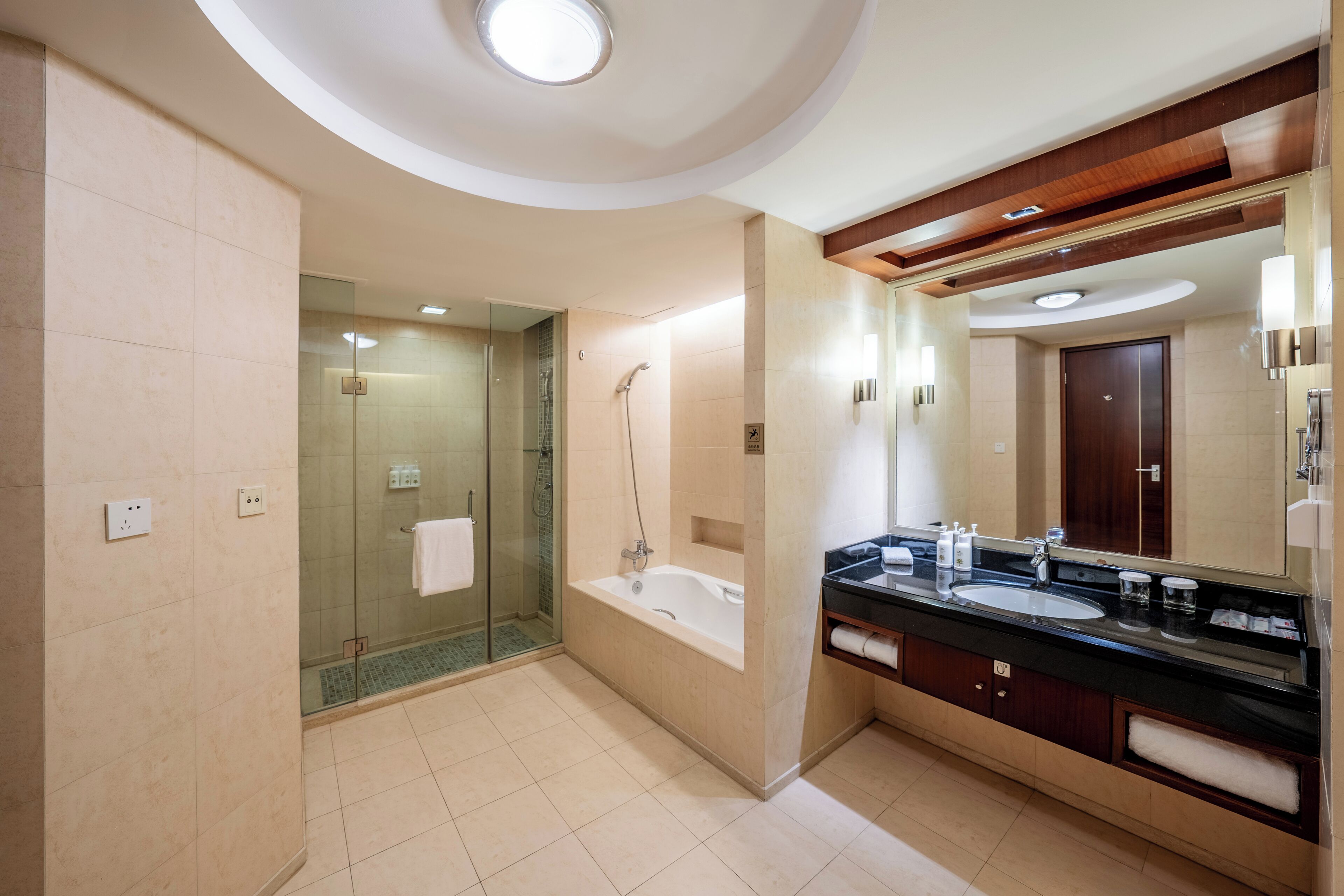Suite Business | Baño | Artículos de higiene personal gratuitos, secador de pelo y zapatillas