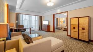 Suite empresarial | Camas con pillow-top, artículos del minibar gratis y escritorio 