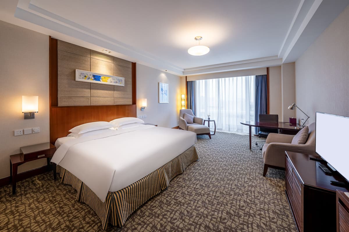 Superior Single Room, 1 King Bed | Pillowtop beds, minibar (free items), desk, laptop workspace