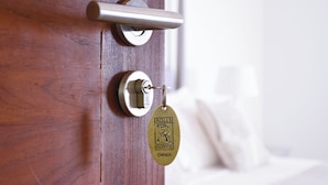 A door with a key lock and a brass keychain with the inscription "Rolls Royce Owner".