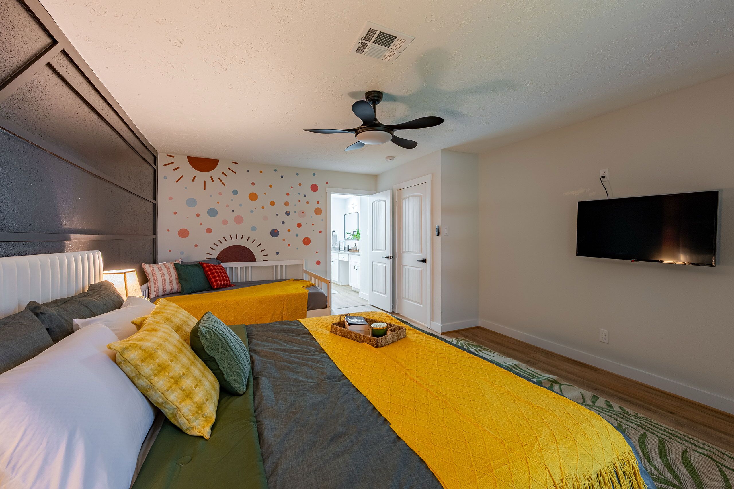 Iron/ironing board, WiFi, bed sheets