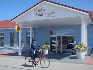 Un edificio con un cartel que dice 'Holiday Vital Resort Großenbrode'.