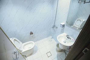 Chambre Quadruple | Salle de bain | Baignoire et douche séparées, articles de toilette gratuits