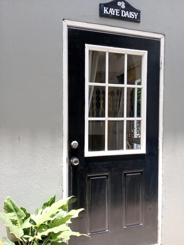 1-bedroom apartment 5 minutes from airport/Bar and grill onsite