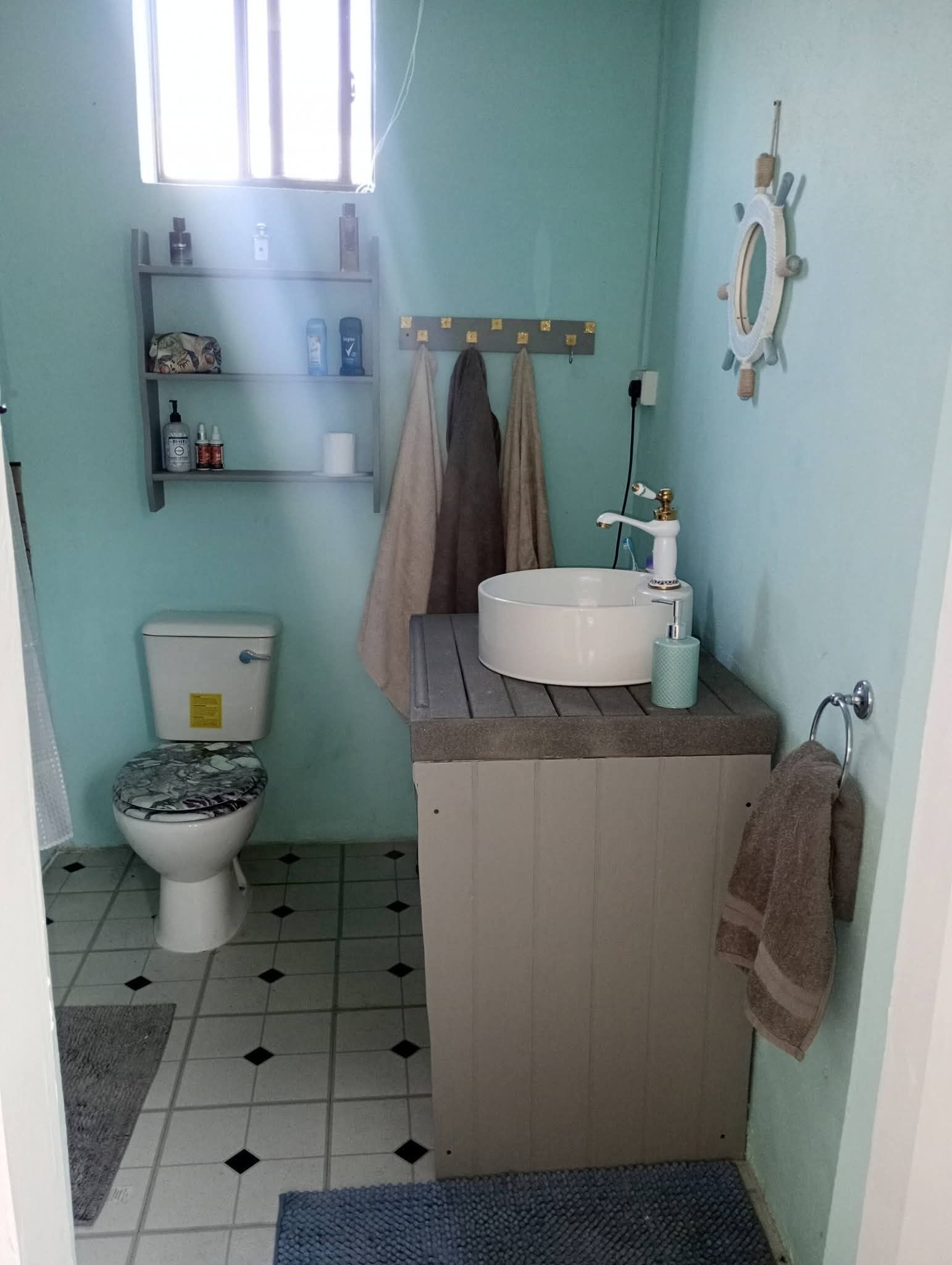 Douche, sèche-cheveux, serviettes fournies, savon