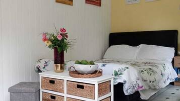 1 slaapkamer, een strijkplank/strijkijzer, gratis wifi, beddengoed