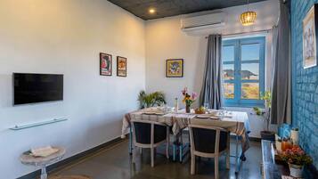 Deluxe Villa, Mountain View | Dining