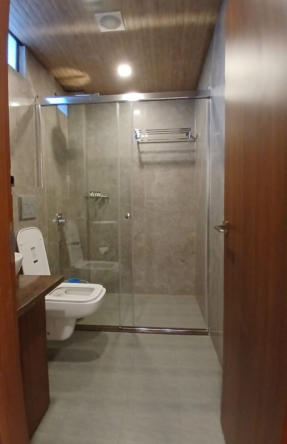 Premium Twin Room, Pool View | Bathroom
