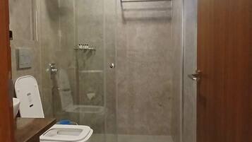 Premium Twin Room, Pool View | Bathroom