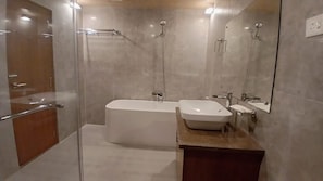 Suite Majestueuse, balcon, vue piscine | Salle de bain | Chaussons