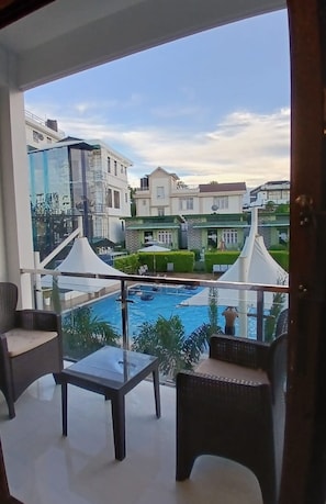 Chambre Deluxe, balcon, vue sur la piscine | Piscine | Piscine extérieure