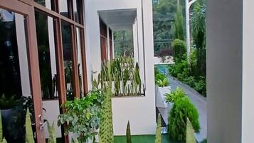 Habitación Premium con 2 camas individuales, vistas a la piscina | Detalle del exterior