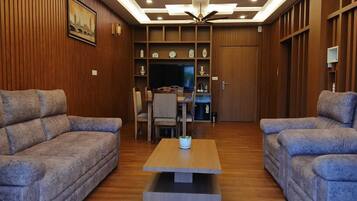 Grand Suite, Balcony, Pool View | Living area