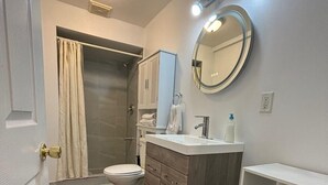 Shower, hair dryer, towels, soap - Beautiful Basement Apartment in the Heart of Mississauga (Mississauga)