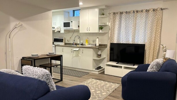 Smart TV - Beautiful Basement Apartment in the Heart of Mississauga (Mississauga)