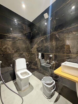 Shower, handuk, sabun, dan sampo