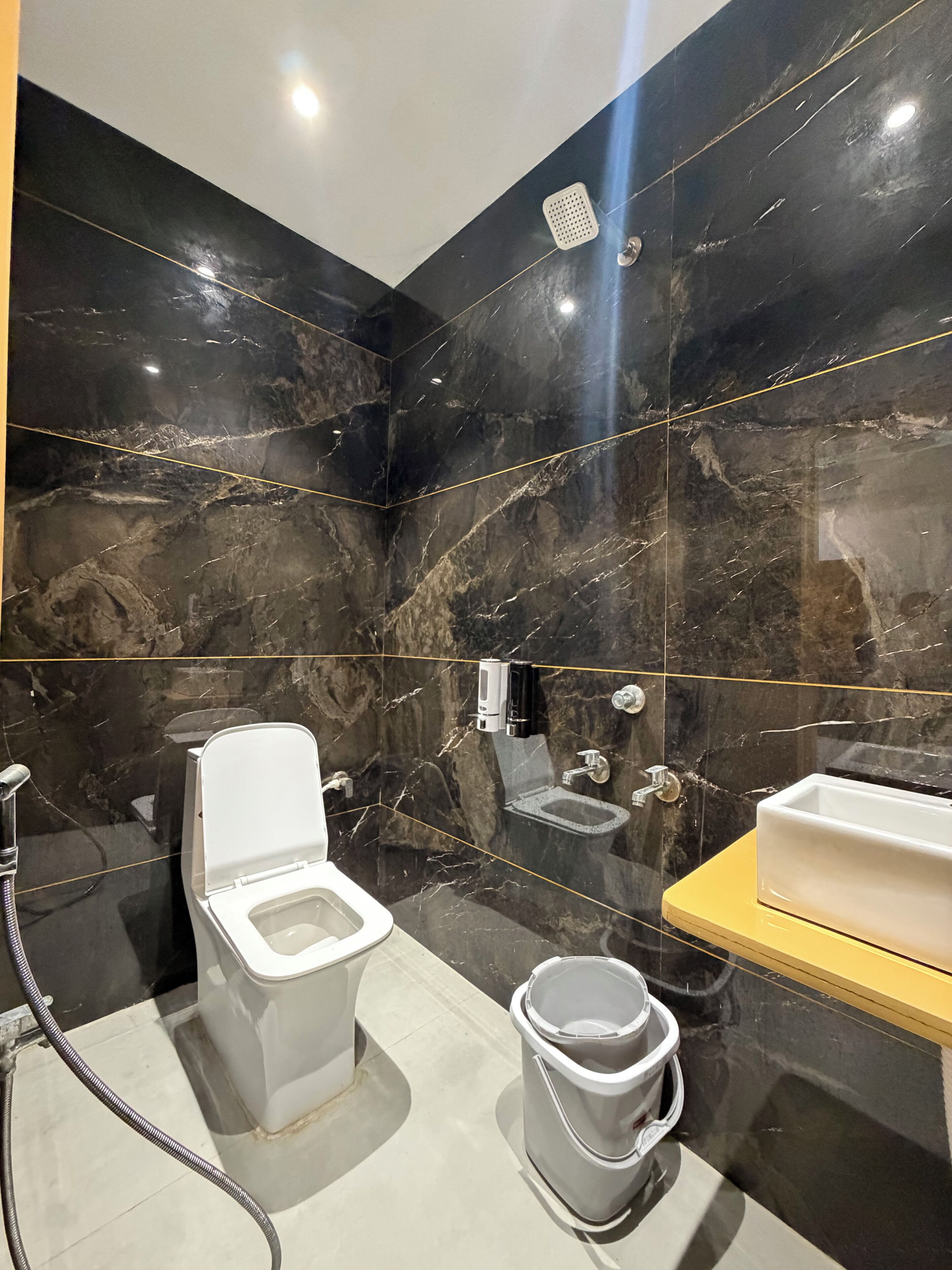 Chambre quadruple supérieure | Salle de bain | Douche, serviettes fournies, savon, shampooing