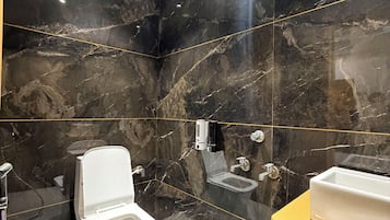 Ducha, toallas, jabón, shampoo