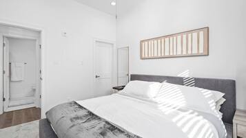 Desk, iron/ironing board, WiFi, bed sheets
