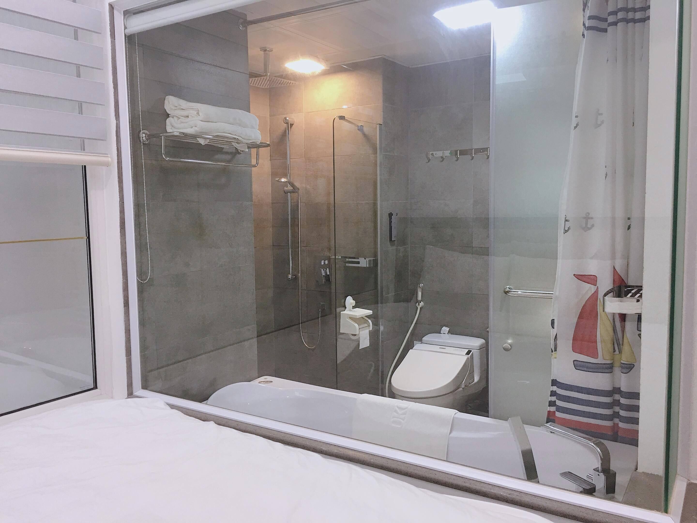 Ducha, artículos de higiene personal gratuitos y secador de pelo