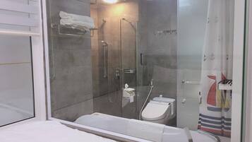 Ducha, artículos de higiene personal gratuitos y secador de pelo