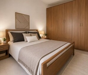 Ein Schlafzimmer mit einem hölzernen Bett, Nachttischen mit Lampen, einem großen Kleiderschrank und einer geometrischen Wanddekoration.
