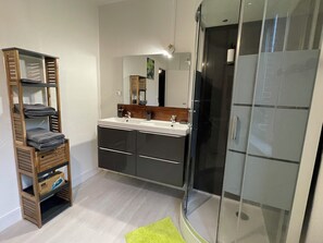 Bathroom - Vrbo Property (Vire Normandie)